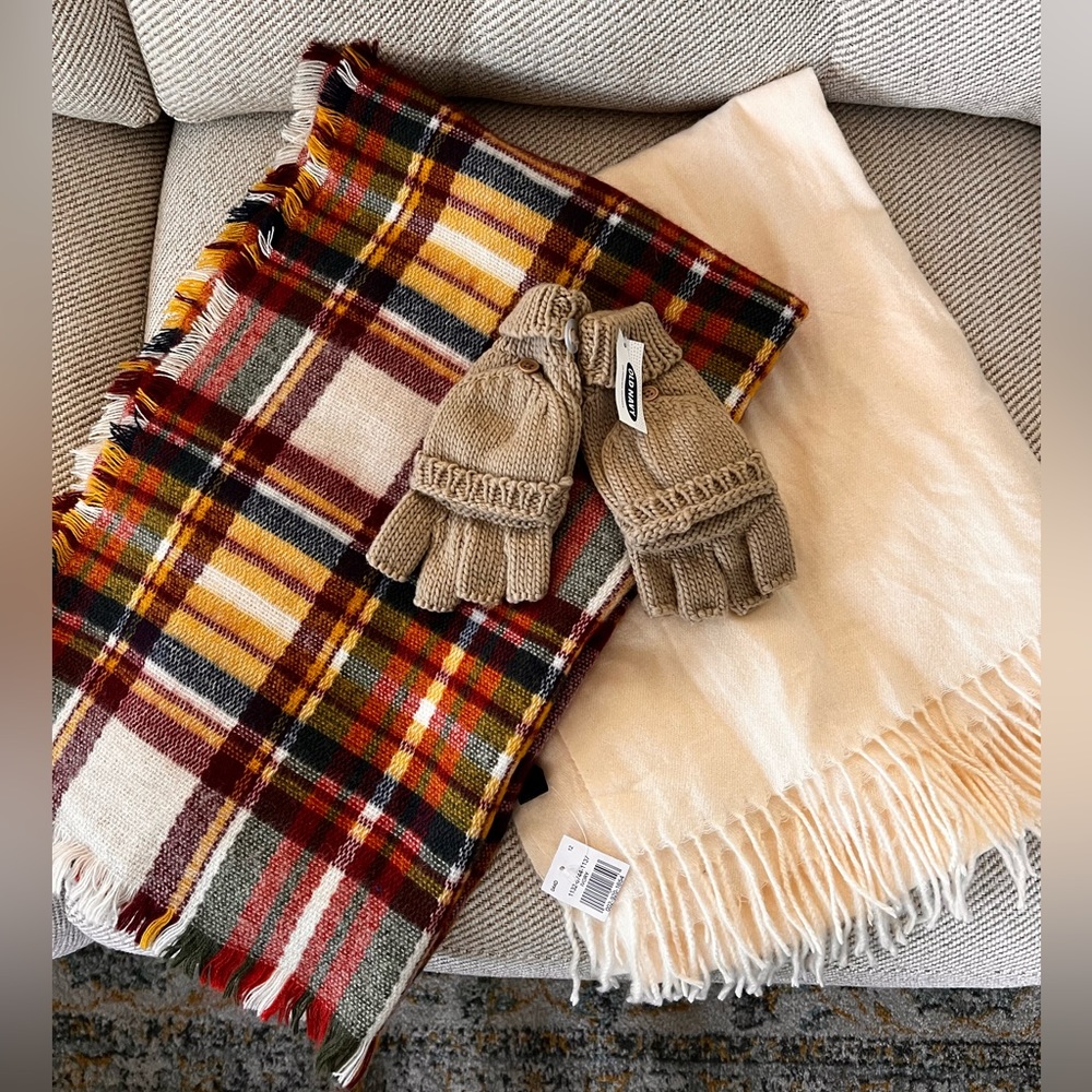 NWT / NWOT 2 Pack Scarves / 1 pair Knit Fingerless Gloves